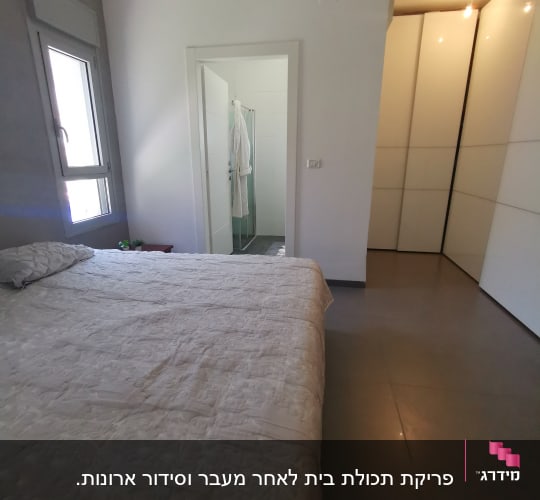 חדר שינה עם ארון בגדים ודלת לחדר רחצה
